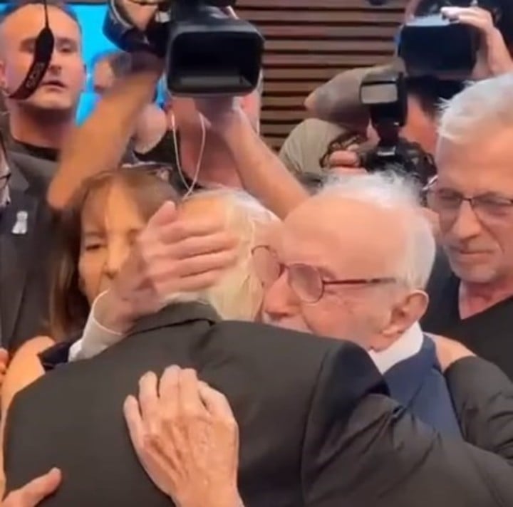 el-conmovedor-ultimo-abrazo-entre-pepe-soriano-y-hector-alterio