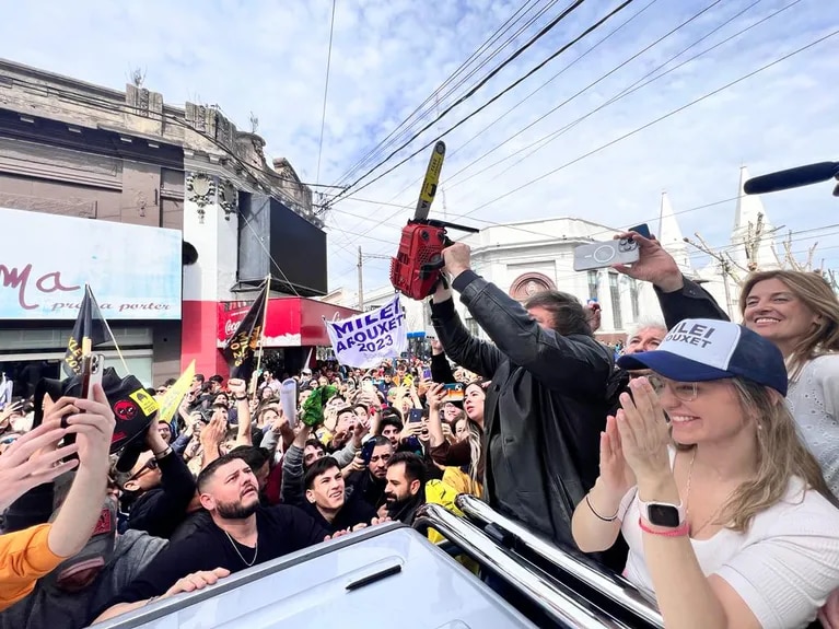 javier-milei-en-olavarria:-por-que-mostro-una-motosierra-en-la-recorrida