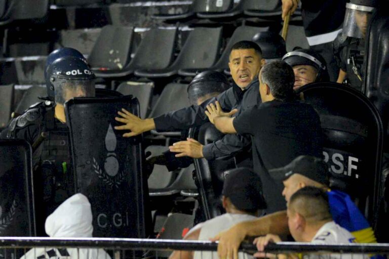 el-momento-en-el-que-a-riquelme-le-volaron-dos-butacas-al-lado-de-la-cabeza-y-salio-indemne