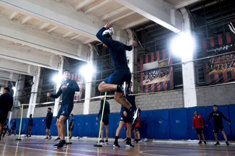 atento-velez:-huracan-visita-a-newell’s-y-union-a-independiente
