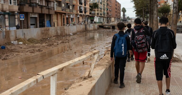 Cómo explicar a los niños un desastre natural como la DANA, según un psicólogo: Hay que decirles que ha muerto gente