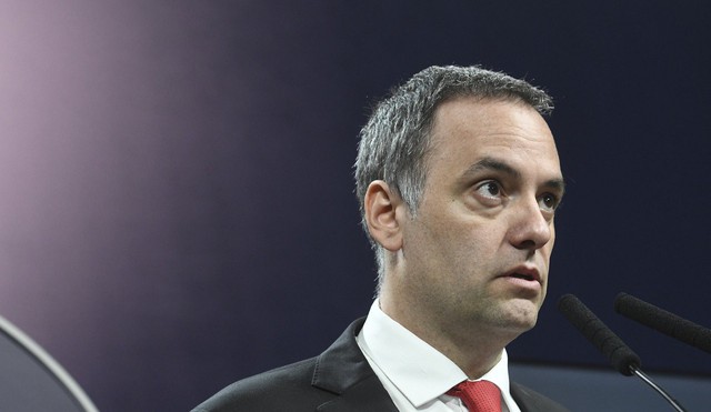 Adorni volvió a la carga contra «Pepe» Albistur  y subió una curiosa foto