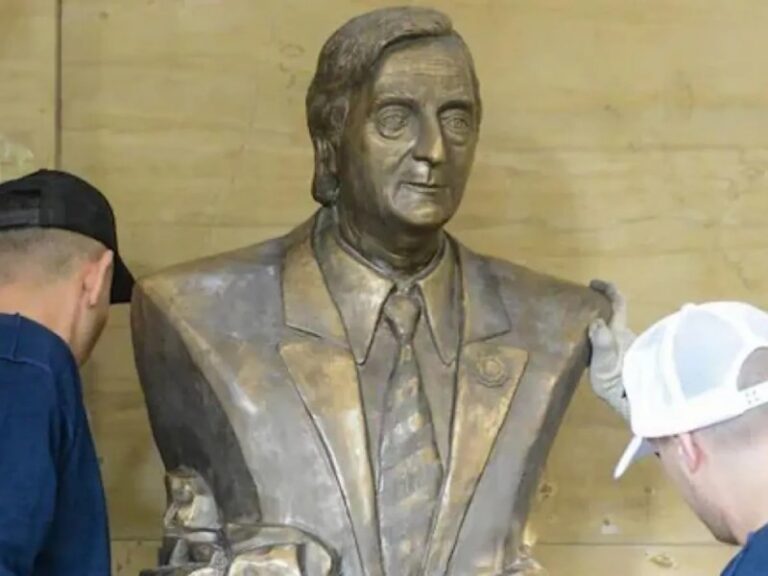El gobierno de Javier Milei retiró el busto de Néstor Kirchner del edificio de ANSES