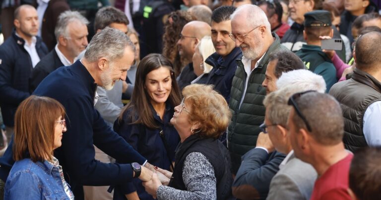 La prensa francesa califica de temido el segundo encuentro de Felipe VI y Letizia con los afectados por la DANA