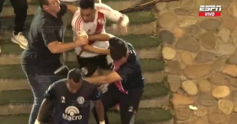 Video: el Pity Martínez fue a buscar a Sebastián Villa en las escaleras hacia el vestuario