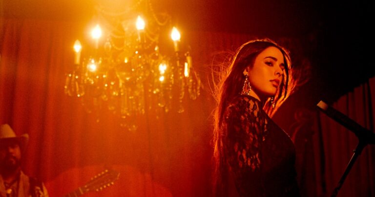 La mexicana Karina Sofía irrumpe en un regional pop rock de la mano del ‘mago’ Santaolalla