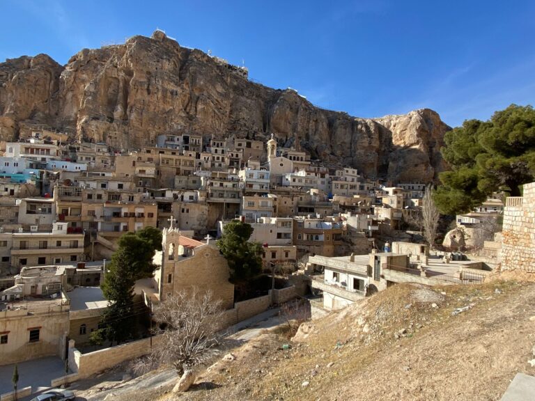 Si mostramos las armas para protegernos, nos hacen la guerra: el temor de los cristianos en Maalula tras la caída de Al-Assad