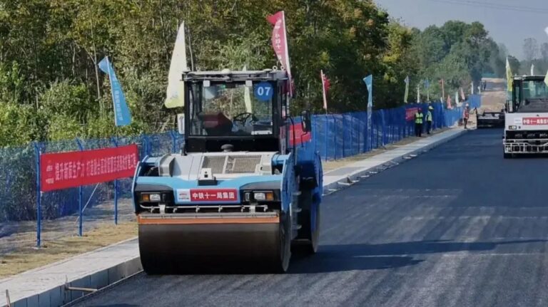 Histórico: China repavimentó casi 160 km de autopista con máquinas autónomas