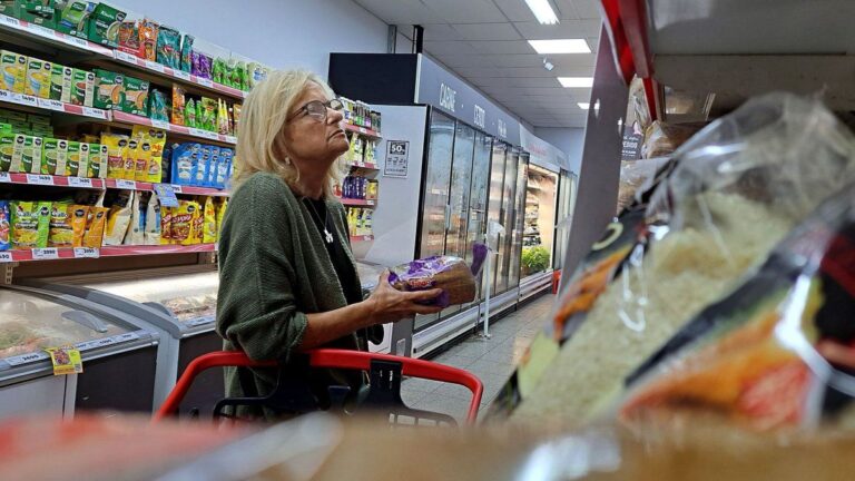 La confianza de consumidor subió en diciembre por tercer mes consecutivo y tocó máximo en la era de Javier Milei