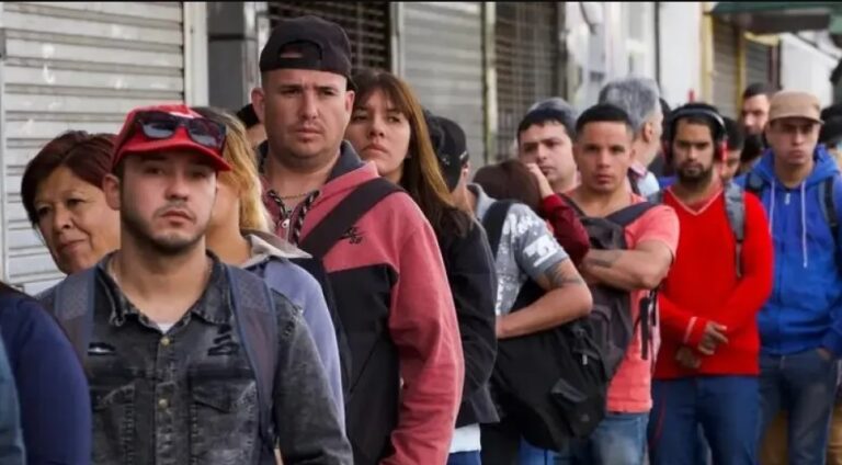 Consecuencias del ajuste: la desocupación subió al 6,9% y creció la precarización laboral