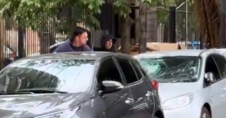 Estacionó frente a un garaje en Navidad, se fue de fiesta y los vecinos le destrozaron el auto a palazos
