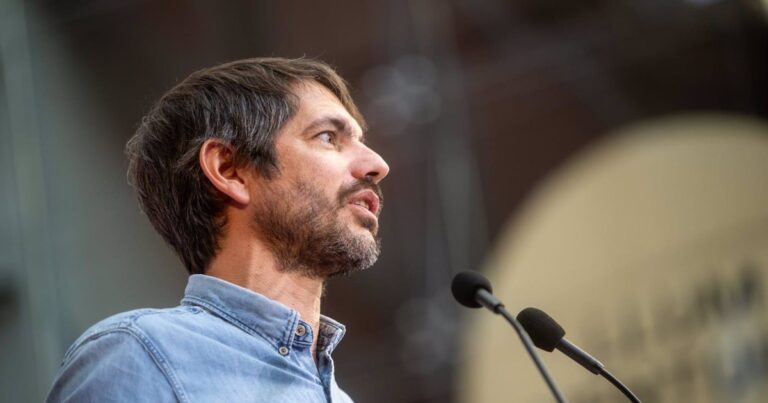 Urtasun (Comuns) pide sostener al Gobierno PSOE-Sumar ante la «ola reaccionaria» de la ultraderecha