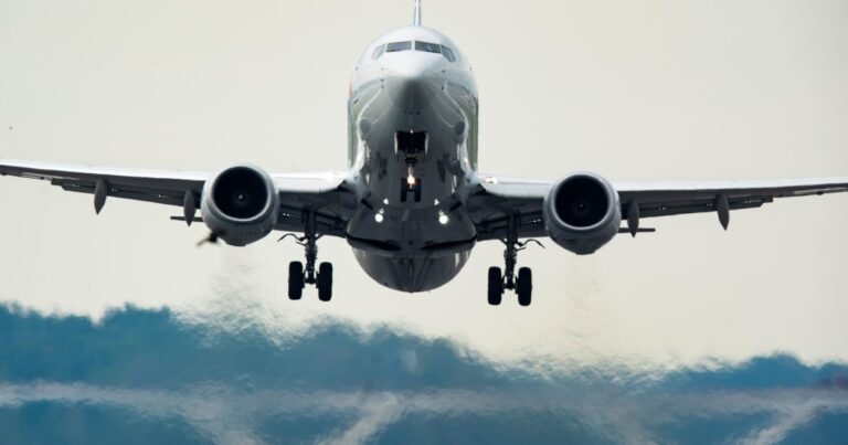 Vuelos internacionales: prorrogan hasta 2027 un impuesto que encarece 7% los pasajes al exterior