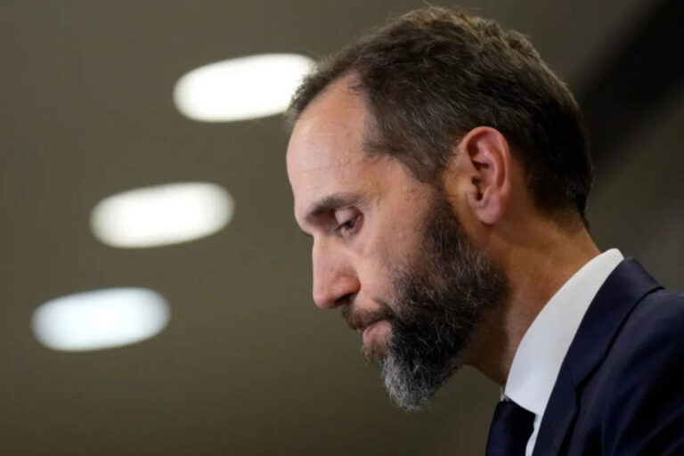 Luego de años de persecución judicial contra Trump renunció el fiscal Jack Smith