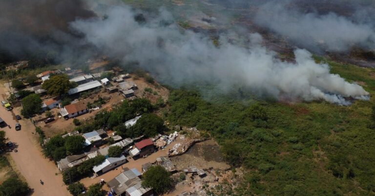 Al menos 135 familias son evacuadas por un voraz incendio a orillas del río Paraguay