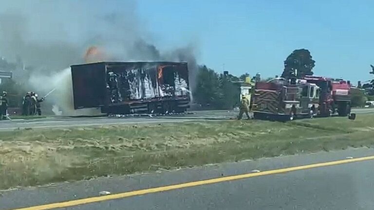 Colapso en la Ruta 2 camino a Mar del Plata: se prendió fuego un camión