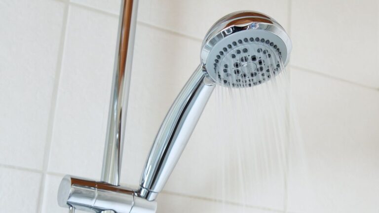 El truco casero para limpiar la ducha de manera simple