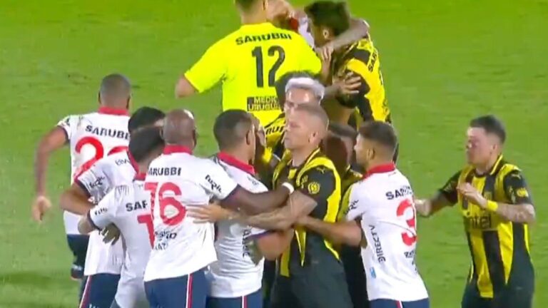 Escandaloso final: Nacional le ganó el clásico a Peñarol y el partido terminó picado
