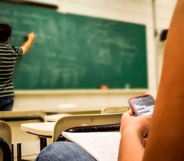 Media sanción para el uso de celulares en las escuelas mendocinas
