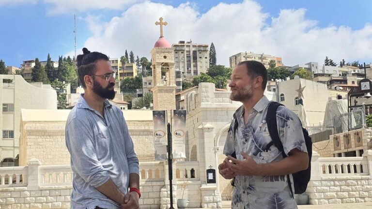 En lugar de pelear, trabajan juntos por la paz