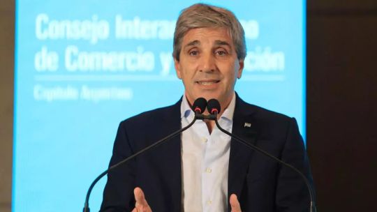 Luis Caputo anunció que bajarán los impuestos para la importación de ropa y calzados