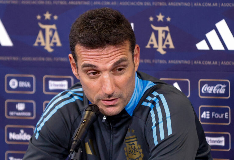 A qué hora juega Argentina vs Uruguay hoy