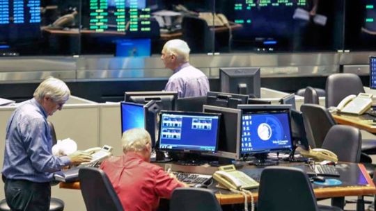 La bolsa porteña se hunde y el riesgo país supera los 1.000 puntos