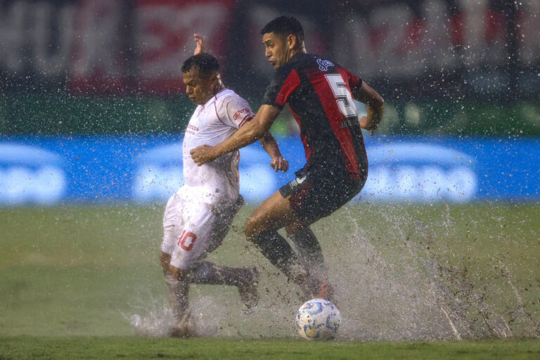 Copa Argentina: folclore futbolero bajo agua