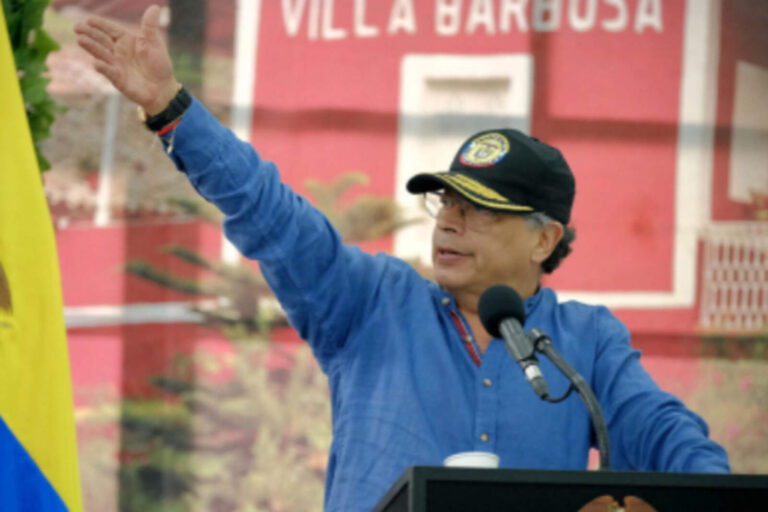 El comunista Petro desvió la atención tras masacre en gallera de Manabí