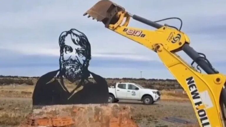 Echaron de Vialidad Nacional al responsable de destruir el monumento de Osvaldo Bayer