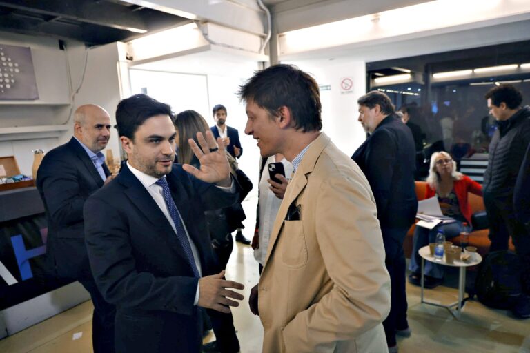 Primer debate porteño: Larreta y Adorni en maquillaje, 70 personas en la TV y la llegada del estratega de Milei