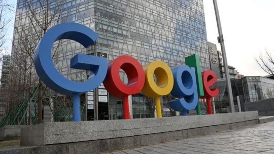 Asociaciones de medios de EE.UU. acusan a Google de «robo» por su nuevo chatbot con IA
