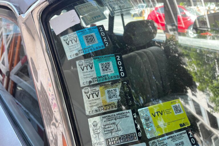 Pocos lo saben: este es el truco para eliminar los stickers de la VTV vencidos de tu auto
