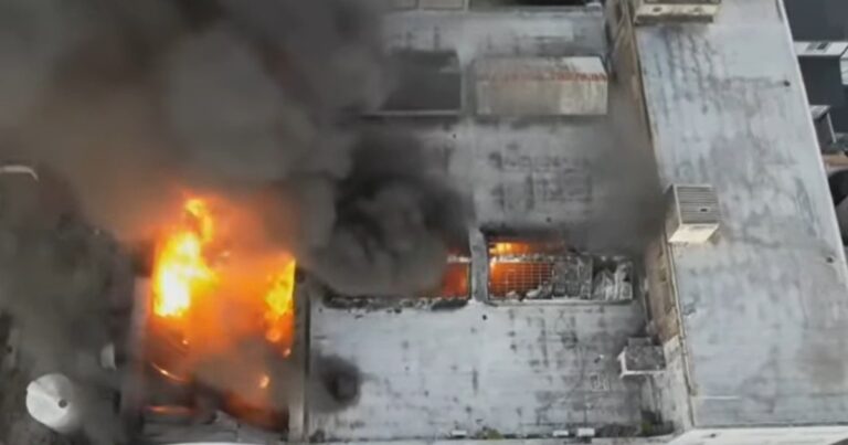 Voraz incendio en un depósito de San Justo: evacuaron a los vecinos y hay peligro de derrumbe