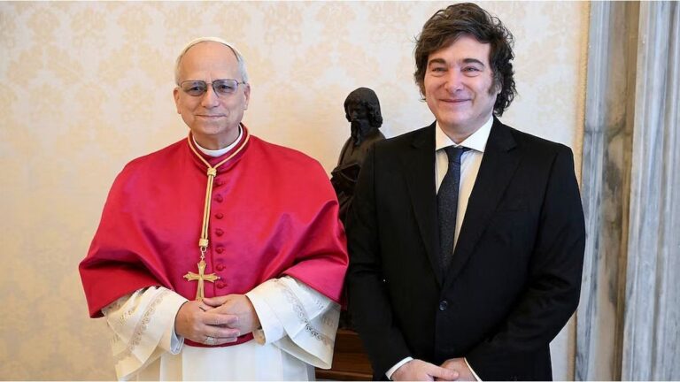 Javier Milei mantuvo su primer encuentro con el papa León XIV y lo invitó a visitar la Argentina