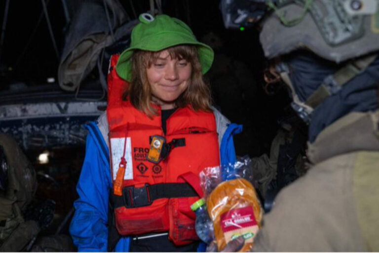 La ambientalista terrorista Greta Thunberg fue detenida en un barco de refugiados
