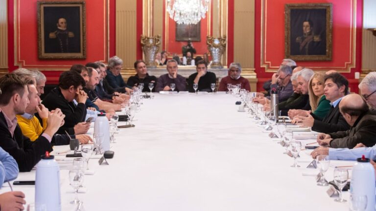 Axel Kicillof se reunió con intendentes, respaldó a Cristina y participó del acto del PJ
