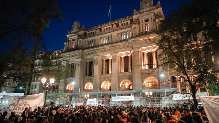 Todos con Cristina Kirchner: militantes y ciudadanos autoconvocados acampan frente a Tribunales