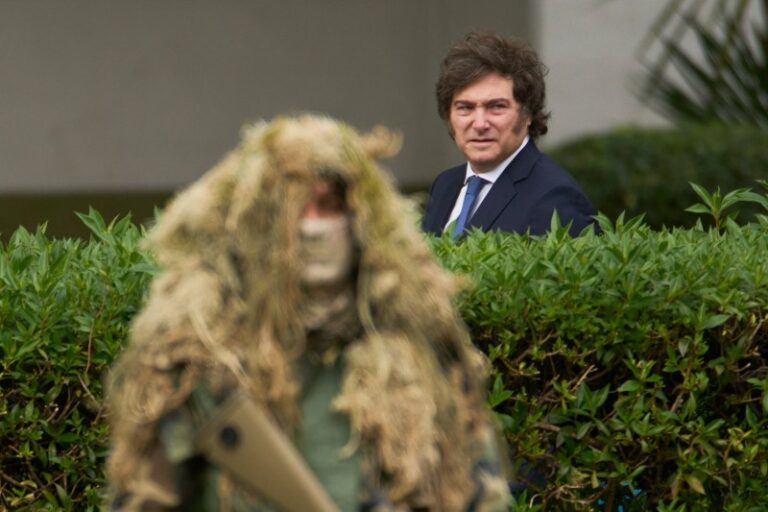 Paralizado por la movilización, el gobierno ordenó despegarse de la condena a Cristina