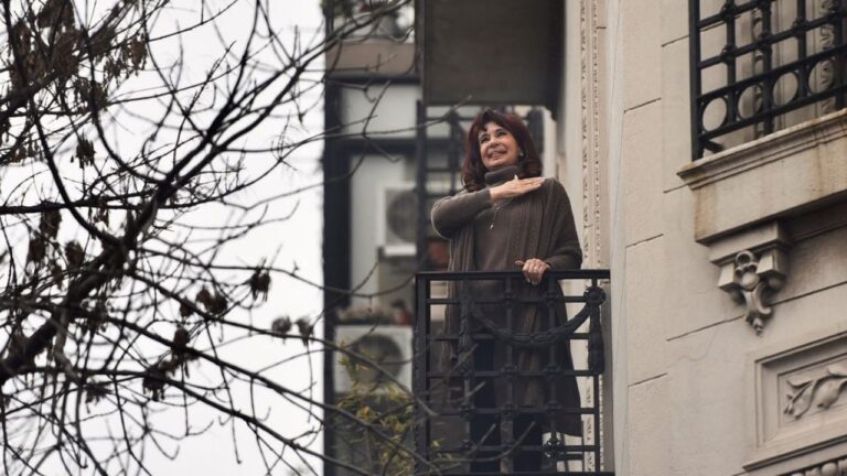 Por qué la Justicia le permite usar a Cristina Kirchner el balcón