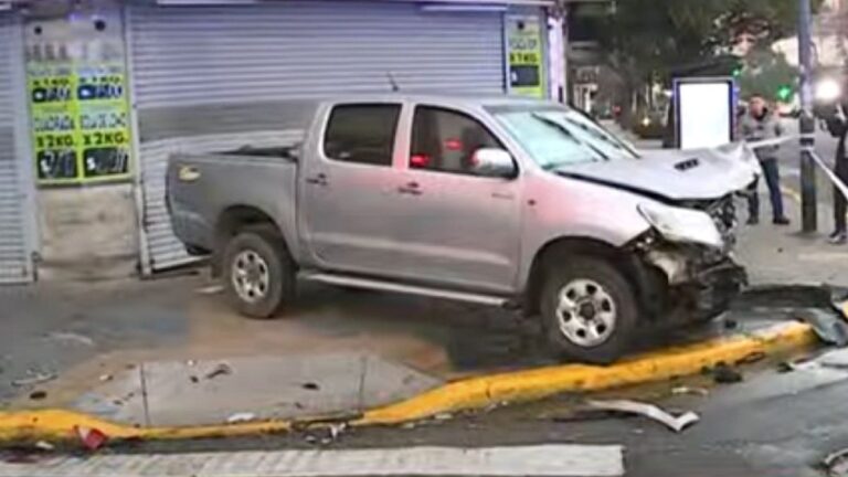 Flores: un conductor alcoholizado cruzó en rojo con una camioneta y provocó un grave accidente