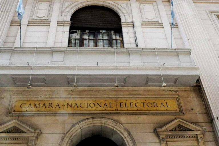 Se consideran delitos electorales los videos falsos creados con IA en campaña
