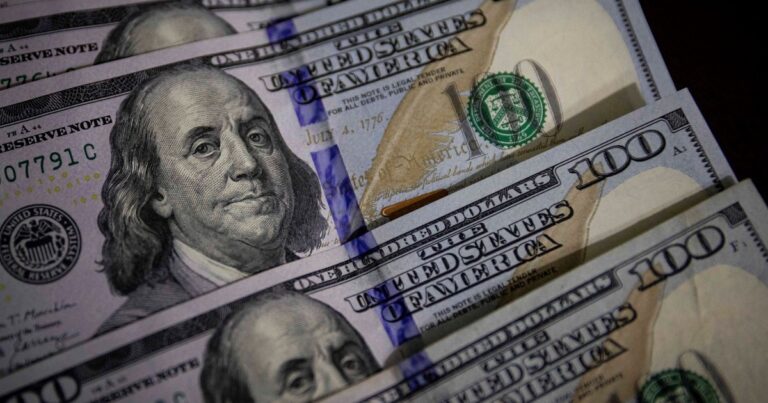 El dólar retrocedió empujado por las tasas que se dispararon hasta superar el 70%