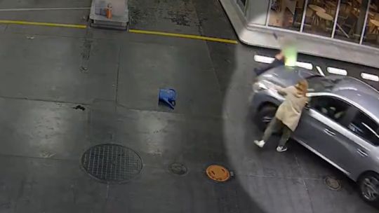 Se escapó sin pagar de una estación de servicio y atropelló a dos mujeres: lo detuvieron