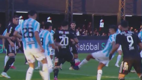 Riestra venció a Atlético Tucumán 10 en un partido lleno de polémicas: un penal dudoso y un codazo sin sanción