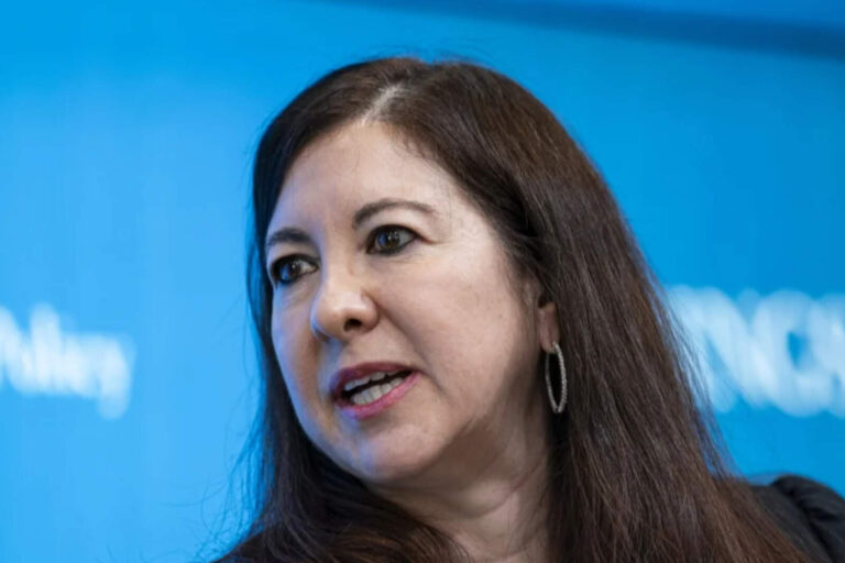 Powell, cada vez más solo: renunció su mano derecha tras el reporte laboral de julio