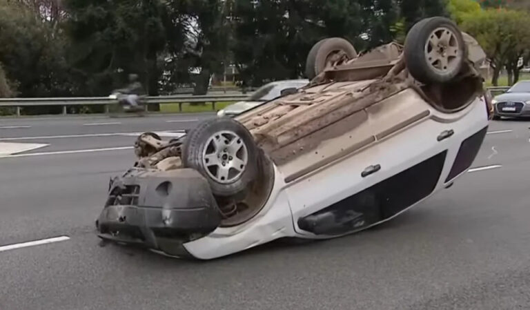 Un auto embistió a una camioneta y la dejó volcada