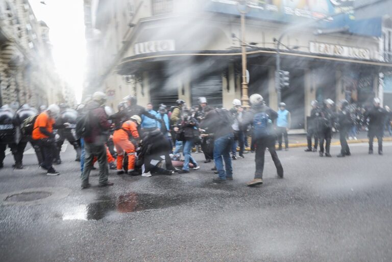 Represión en Congreso: la policía avanzó sobre jubilados, estatales y universitarios