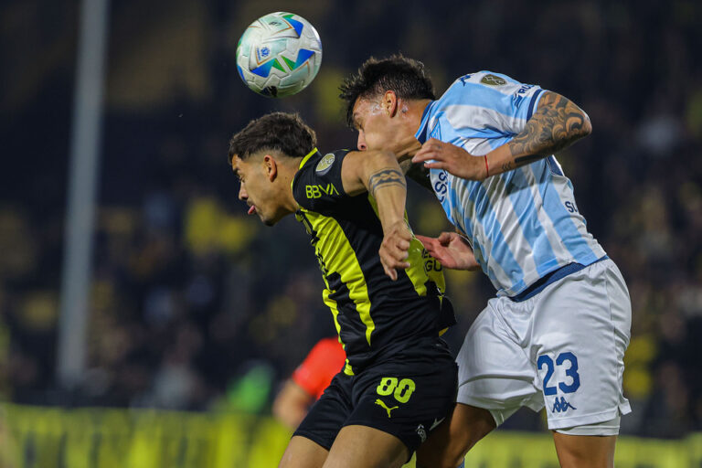 Racing perdió en Montevideo ante Peñarol pero continúa con chances