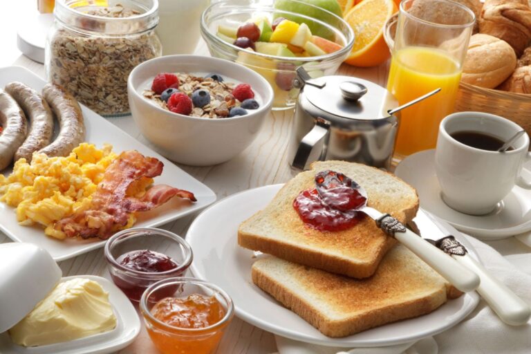 Qué comer en cada etapa de la vida: ideas de desayunos nutritivos según la edad de las personas